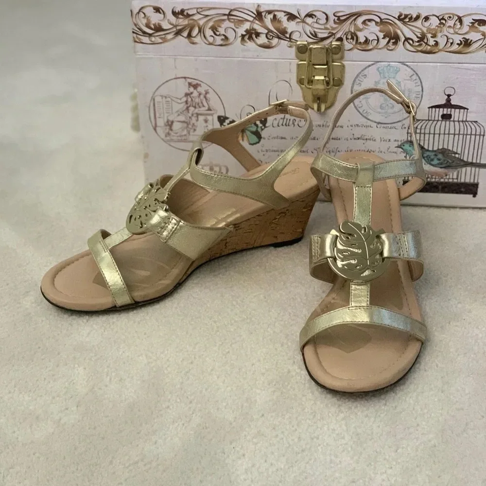 TOMMY Bahama Wedges, gold T-strap, 7